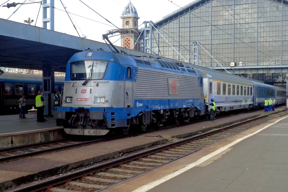 CD 380 005 steht mit ein EC nach Prag in Budapest-Nyugati am 8 September 2018.