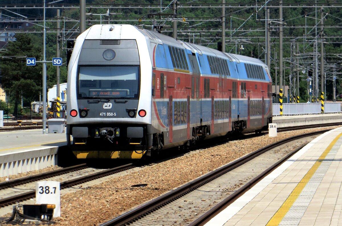 CD 471 050 verlasst Beroun mit ein S-Bahn nach Praha hl.n. am 10 Juni 2022.