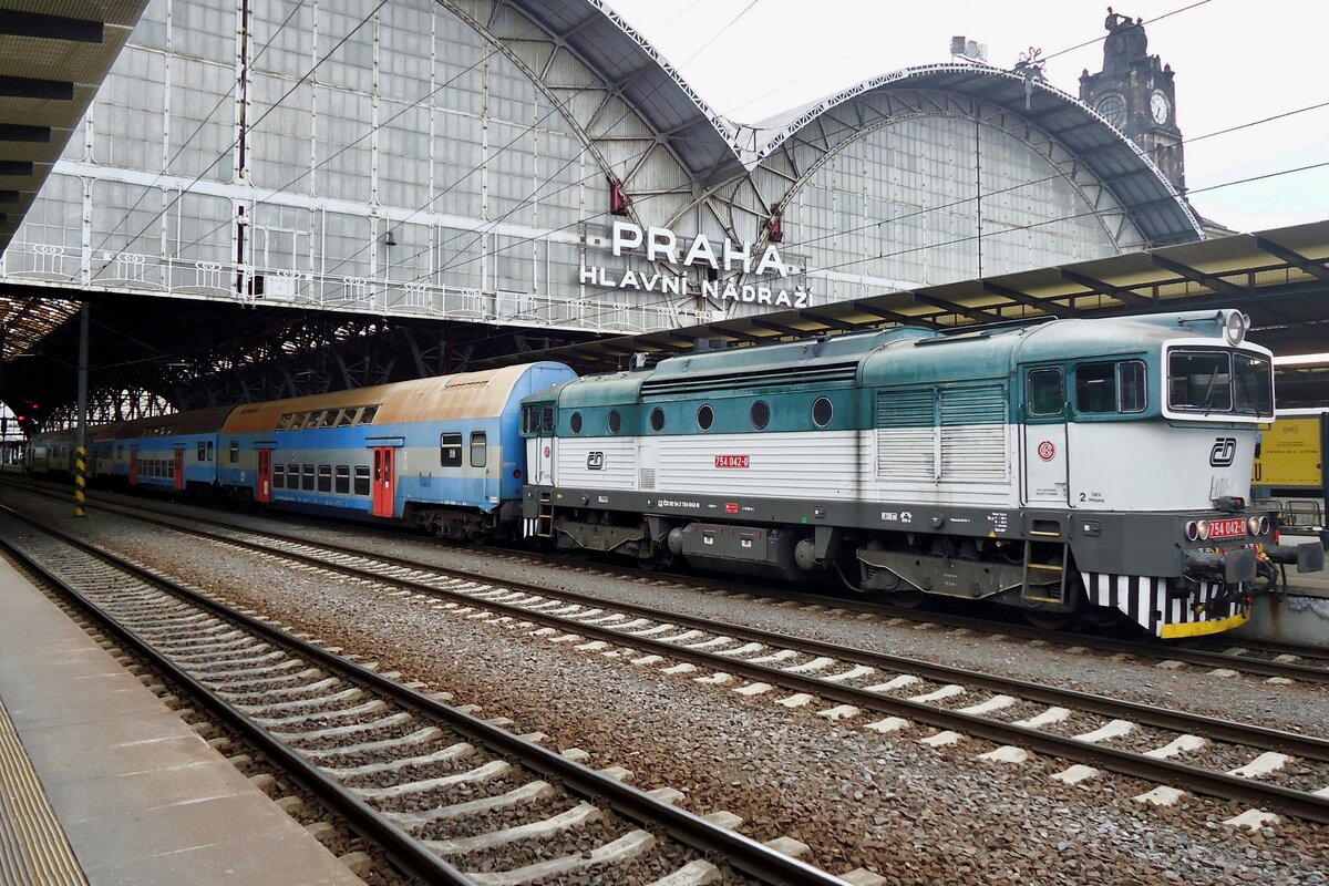 CD 754 042 steht am 24 Mai 2015 in Praha hl.n. mit ein RB nach Kladno.