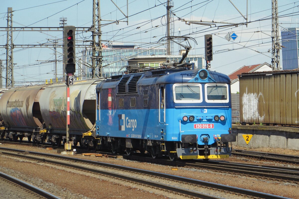 CD Cargo 130 016 schiebt ein Getreidezug durch Praha-Liben am 12 Juni 2022.