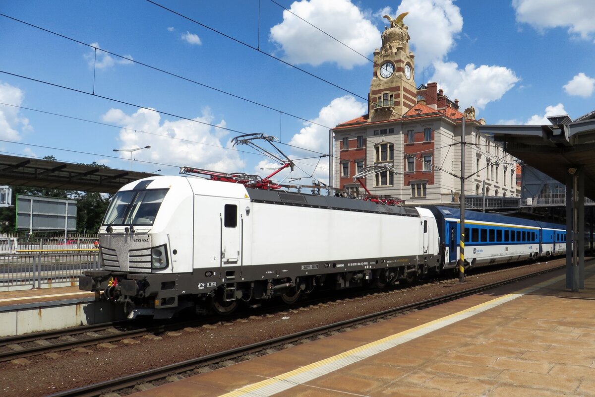 CD-Söldner 6 193 684 steht mit ein InterJet Garnitur in Praha hl.n. am 12 Juni 2022.