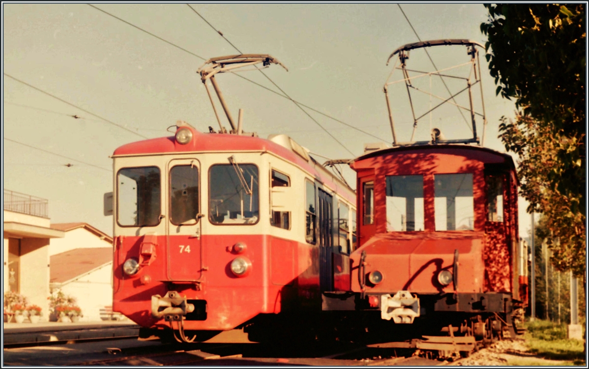 CEV BDeh 2/4 74 und Te 82 in Blonay.

Analogbild vom Sommer 1985