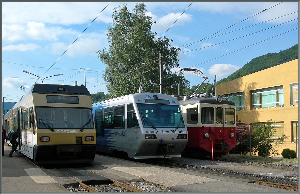 CEV GTW Be 2/6 7003  Blonay  nach Vevey, der  Train des Etoiles  nach Les Pleiadeas und der CEV BDeh 2/4 75 in Blonay. 
23. Mai 2015