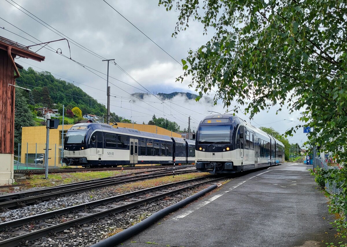 CEV MVR ABeh 2/6 in Blonay: Der ABhe 2/6 7506 auf Gleis 1 wartet auf die Abfahrt nach Vevey und der ABeh 2//6 7507 auf den nächsten Einsatz.
1. Juni 2024