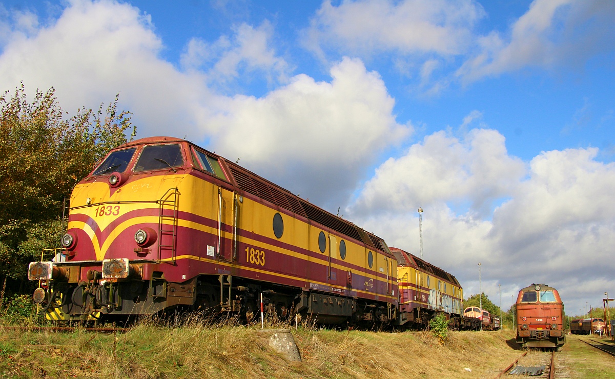 CFLCD 1833 war eine Zeit lang aktiv im Dienst. Seit einigen Monaten steht sie mit der 1816 die genauso wie die versteckt dahinter stehende 1818 wohl nur noch als Ersatzteilspender dient abgestellt an der CFL Werkstatt in Pattburg/DK 16.10.2022