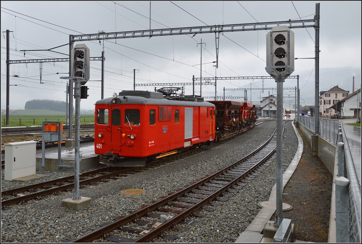 Chemins de fer de Jura (CJ). Gem 4/4 der CJ steht arbeitsbereit mit aufgebockten Güterwägen in Glovelier. April 2016.

Eckdaten der Zweikraftlokomotive Gem 4/4:
Baujahr 1952 Umbau 2010
Länge 12 m
Gewicht 39,5 t
Leistung 544 kW / Diesel 331 kW
Höchstgeschwindigkeit 60 km/h
