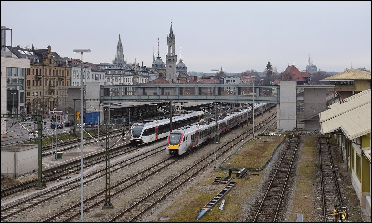 Class 745, Überführungsfahrt des neuen elektrischen Flirt UK beim ersten Stopp in Konstanz. Endwagen 94 70 0 312 102-9. Je zwei mit Jakobsdrehgestell verbunden Teilwagen sind zu 6 Einheiten verbunden. Daraus wird der längste Flirt mit 240 m Länge und 375 t Gewicht. Konstanz, Februar 2018.