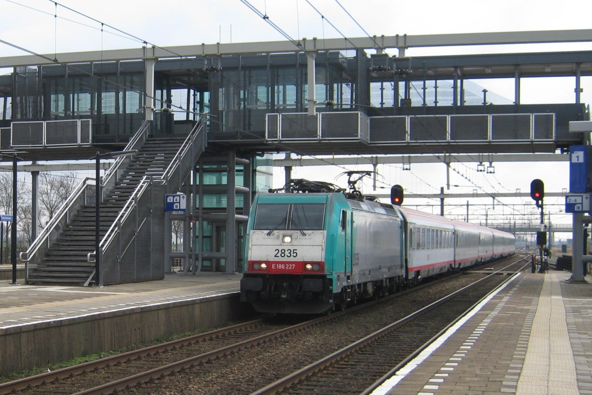 CoBRa 2835 eilt mit aus ÖBB-Garnitur formierter IC aus Bruxelles-Midi durch Lage Zwaluwe am 26 Juni 2011.