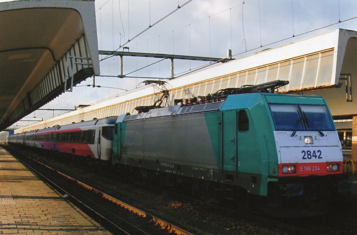 CoBRa 2842 steht am 17 Juni 2008 mit IC nach Bruxelles-Midi in Rotterdam Centraal.