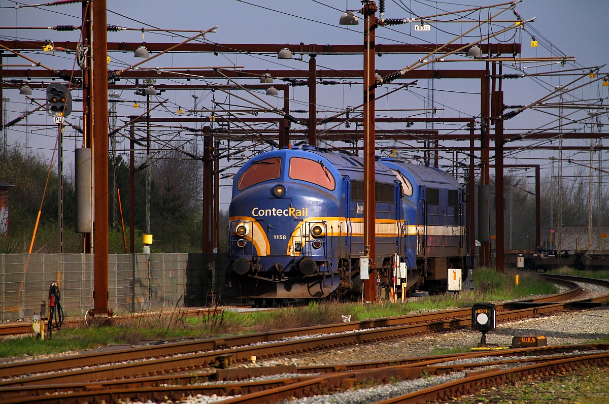 Contec Rail MY 1158 und MX 1008 stehen mit laufenden Maschinen im dänischen Padborg und warten auf den Bauzug den sie übernehmen sollen. Padborg 11.04.2014