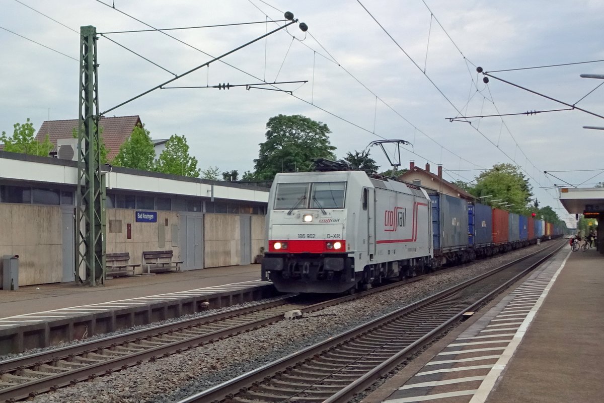 CrossRail 186 902 durchfahrt mit ein KLV Bad Krozingen am 30 Mai 2019.