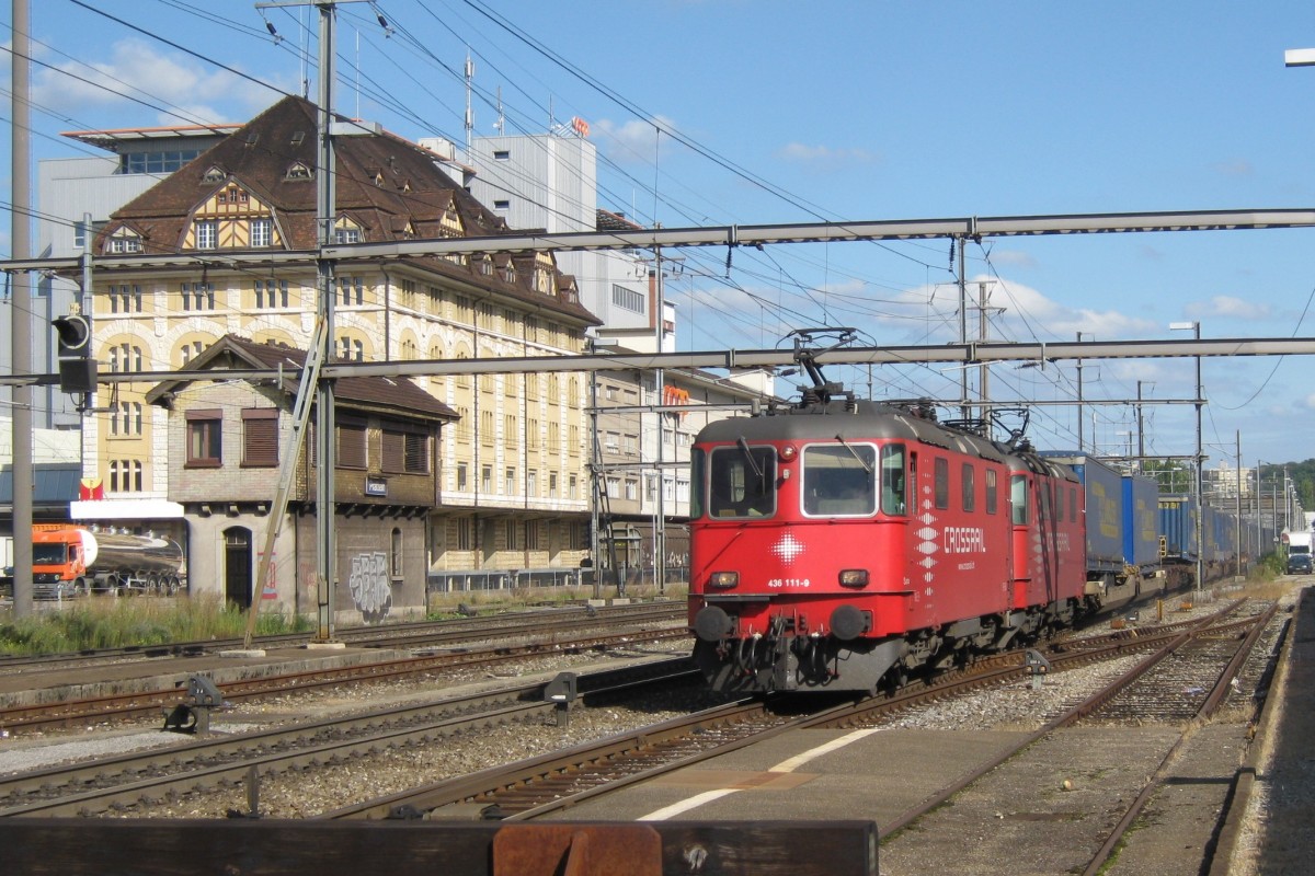 Crossrail ist eine Schweizerischen Privatbahn die international aktiv ist. Die 111 dagegen, bleibt in die Schweiz und wurde am 23 September 2010 in Pratteln fotografiert.