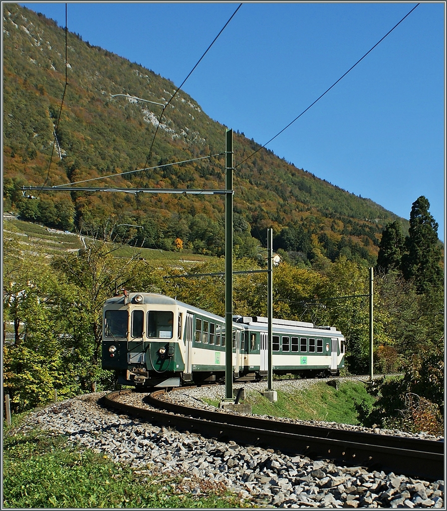 Da Ende August zwei ASD BDe 4/4 unplanmässig aneinander gerieten und einen längeren  Werkstattaufenthalt benötigten, reichten die verbleiben zwei BDE 4/4 für die drei Winter-Wochenend-Umläufe nicht mehr aus. Die ASS mietet daher bei der LEB die infolge der fortgeschrittenen Ablieferung der RABe 4/8 nicht mehr benötigen Be 4/4 26 mit Bt, hier unterwegs oberhalb von Aigle. 
21. Okt. 2010 