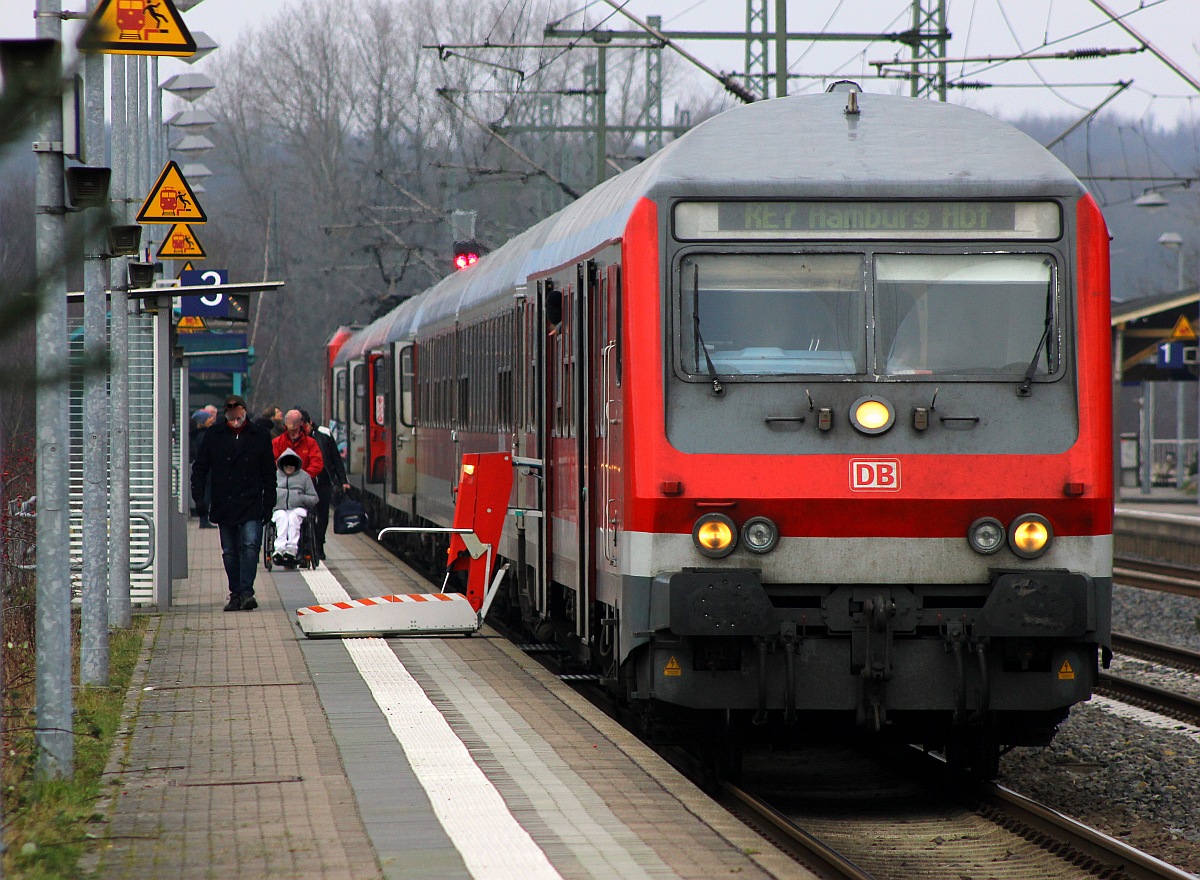Da funktioniert doch tatsächlich mal eine Rampe...Betriebsszene des RE7 mit Schublok 112 157 aufgenommen in Bhf Schleswig. 03.01.2016