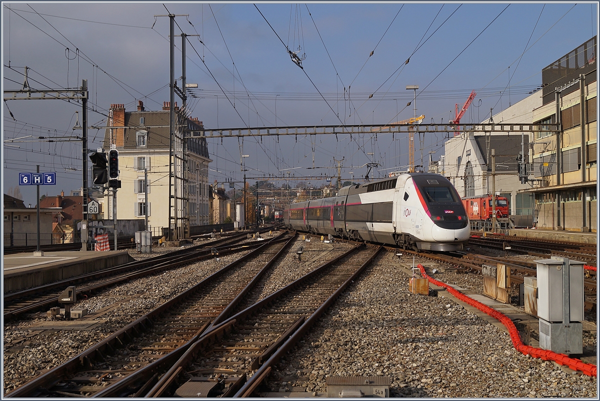 Da Lyria ihre Flotte auf den Fahrplanwechsel von 19 POS auf 15 Euroduplex TGV-Züge umstellt, werden die POS ab Fahrplanwechsel in ein neues Einsatzgebiet versetzt und dazu bereits farblich angepasst: Der  InOui  TGV 4404 ist als TGV Lyria 9261 von Paris an seinem Ziel in Lausanne angekommen und fährt nun bis zur Bereitstellung der baldigen Rückfahrt in die Abstellgruppe. 

4. Dezember 2019 