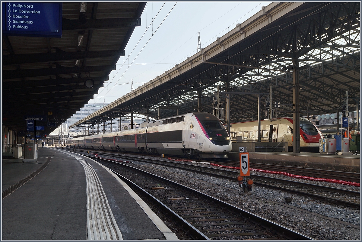 Da Lyria ihre Flotte auf den Fahrplanwechsel von 19 POS auf 15 Euroduplex TGV-Züge umstellt, werden die POS ab Fahrplanwechsel in ein neues Einsatzgebiet versetzt und dazu bereits farblich angepasst: Der  InOui  TGV 4404 ist als TGV Lyria 9261 von Paris an seinem Ziel in Lausanne angekommen und wird nun bis zur Bereitstellung der baldigen Rückfahrt in die Abstellgruppe fahren, wie übrigens auch der ICN auf dem Nachbargleis.

4. Dezember 2019 