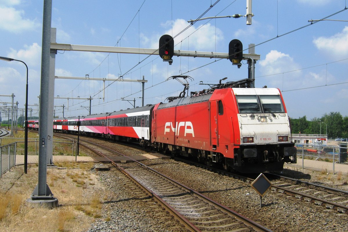 Damals: FYRA 186 122 treft am 26 Juni 2012 in Breda ein.