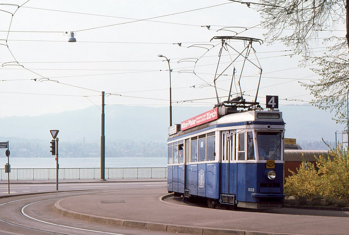 Damals war es noch leicht, ein ganzes Fahrzeug in Tiefenbrunnen aufzunehmen. Pedalmotorwagen 1532 am 21.April 1976 
