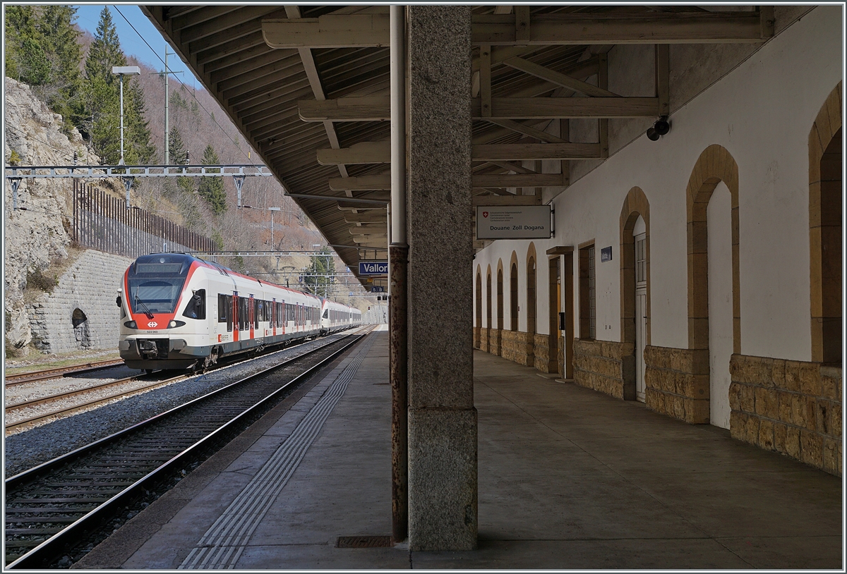Das Bild gibt einen interessanten Eindruck des Bahnhofs von Vallorbe und zeigt auch drei Flirts die gegen Nachmittag/Abend zur Verstärkung der nach Aigle fahrenden S 2 gebraucht werden. 

24. März 2022