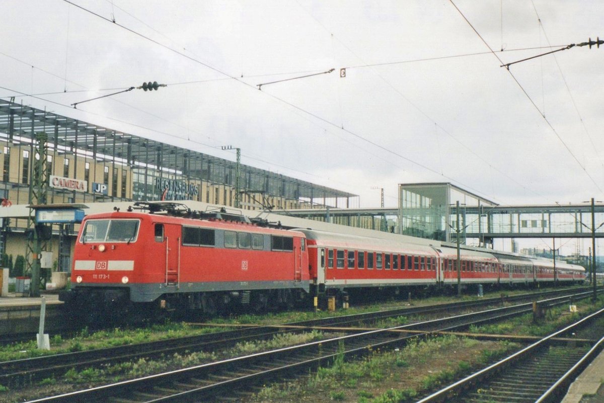 DB 111 173 steht am 1 Juni 2004 in Regensburg Hbf.
