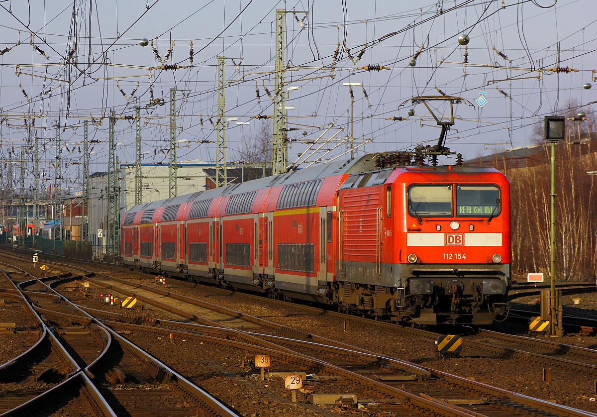 DB 112 154 mit dem RE 70 von Hamburg nach Kiel Hbf verlässt hier Neumünster. 17.02.2016