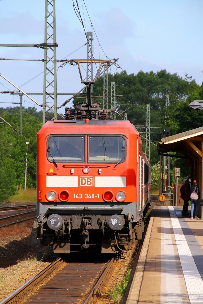 DB 143 348-1 mit der RB nach Flensburg beim Halt in Schleswig. 20.06.2014
