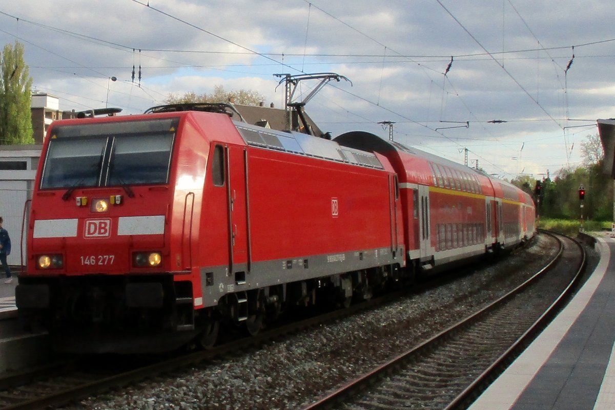 DB 146 277 hällt am 10 April 2017 in Wesel.