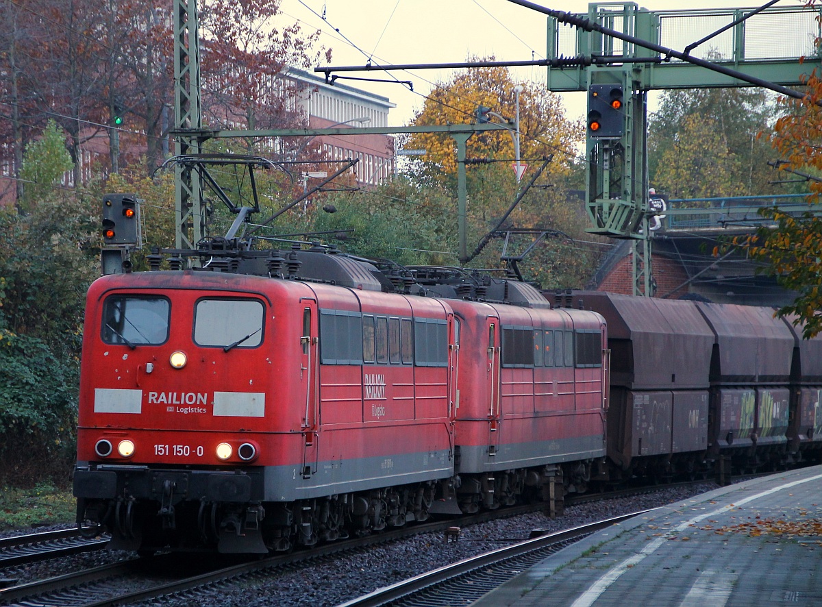 DB 151 150-0(Unt/LDX/28.04.06,Verl/EHGV9/23.04.14)und 151 002-3(Unt/LDX/16.12.08)durchfahren hier HH-Harburg mit einem Kohleganzzug. 26.10.2013