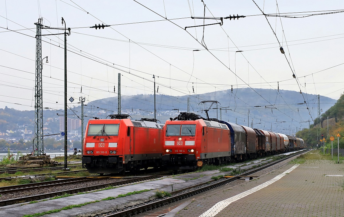 DB 185 110-4 passiert hier mit ihrem G�terzug den abgestellten Kohletransport in R�desheim. 24.10.2023