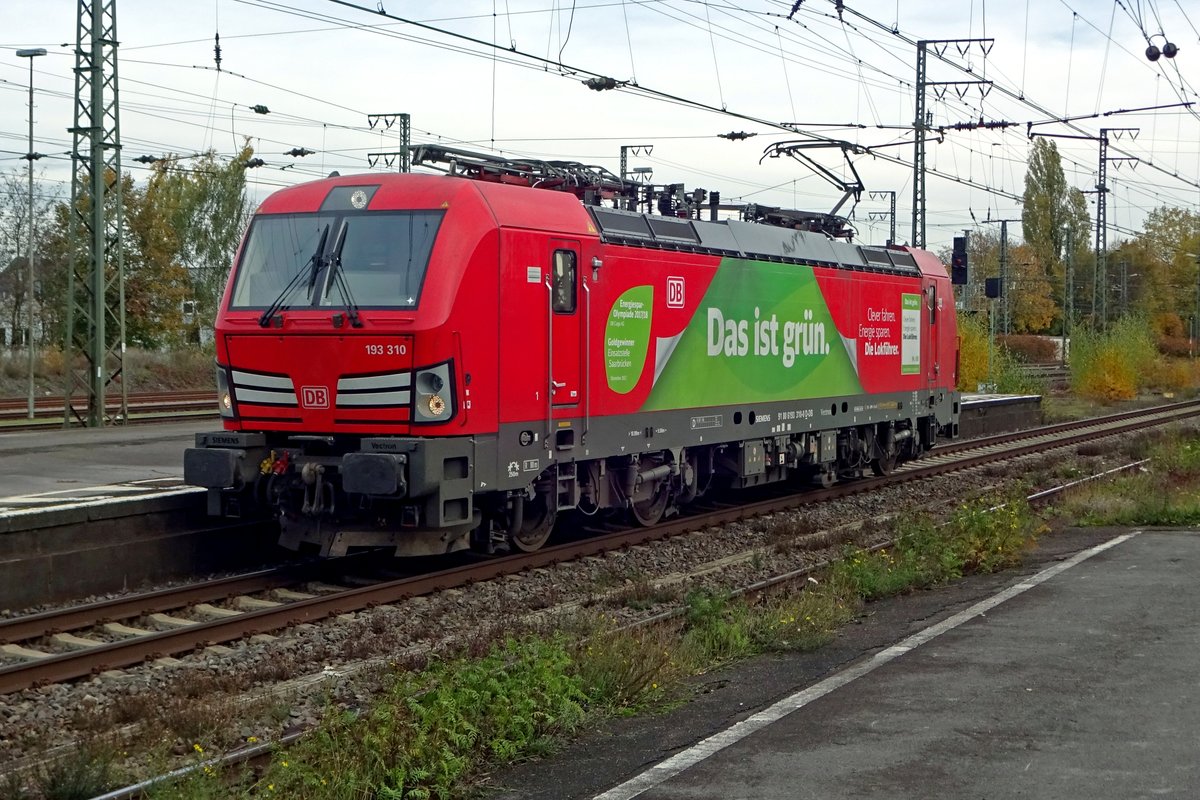 DB 193 310 lauft um in Emmerich am grauer wordender 14 Novemer 2019.