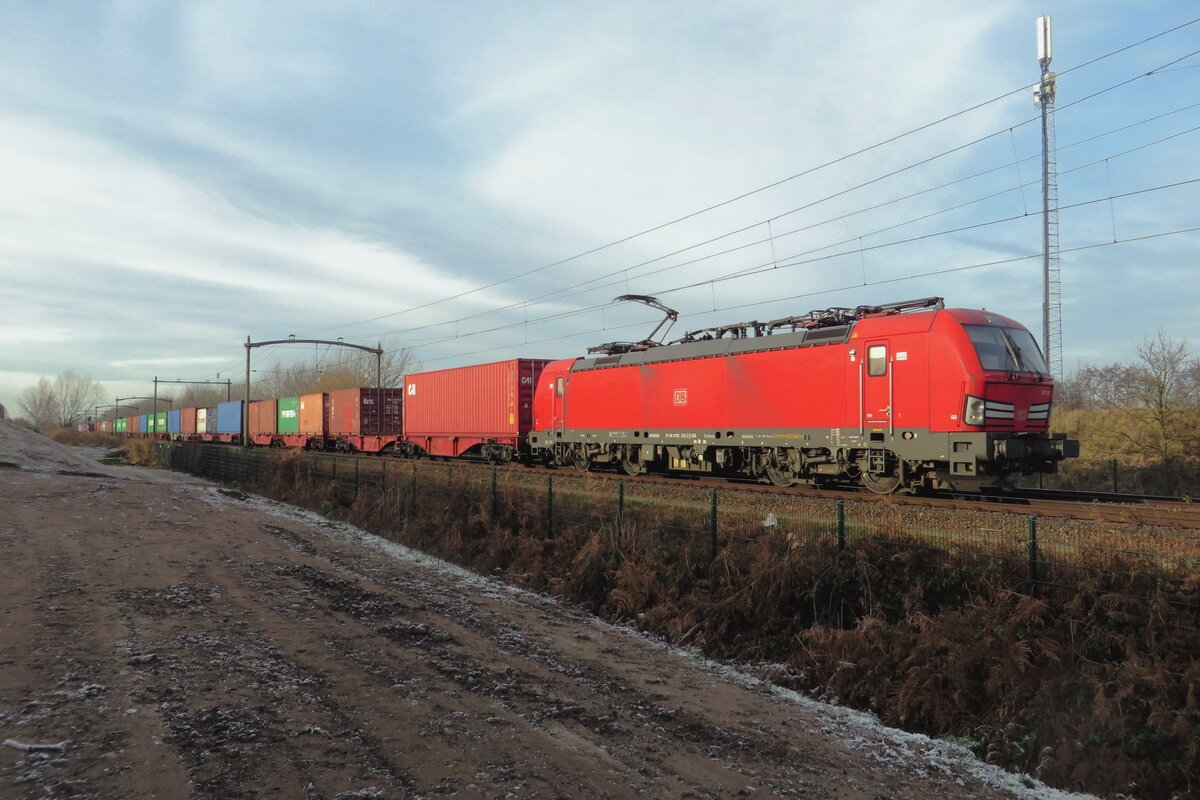 DB 193 333 durchfahrt mit ein KLV Tilburg-Reeshof am 22 Dezember 2021.