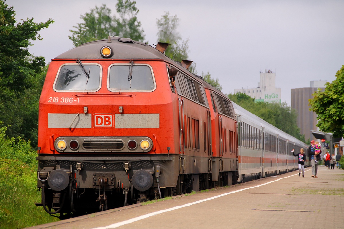 DB 218 386-1(REV/HBX/21.11.08)und 218 372-1(REV/HBX/06.02.08, Verl/ANB/24.02.15)verlässt hier mit dem IC 2311  Nordfriesland  nach Stuttgart den Husumer Bahnhof. 31.05.2014
