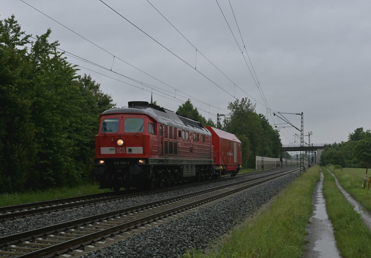 DB 232 254-3 mit einem Notfallwagon in Thüngersheim gen Karlstadt fahrend am 1.6.2024
