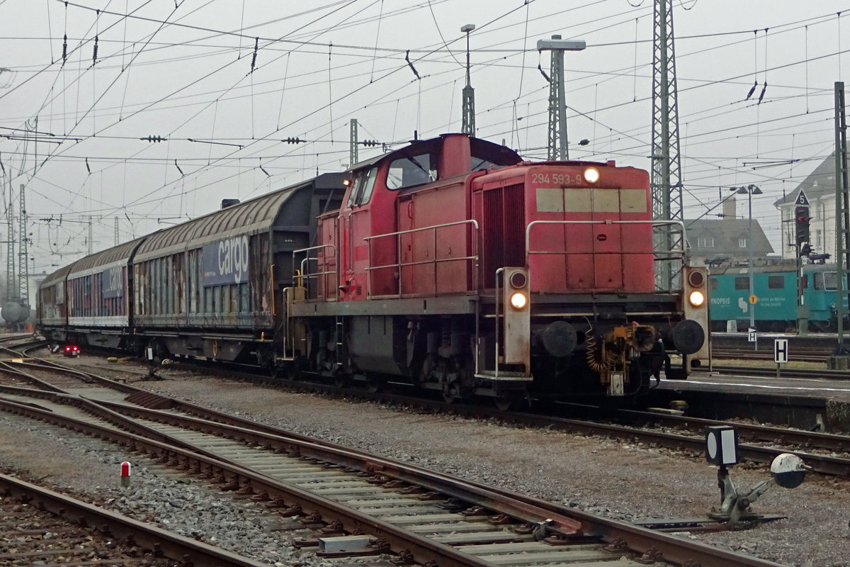 DB 294 593 rangiert am 2 Januar 2020 in Singen (Hohentwiel). 