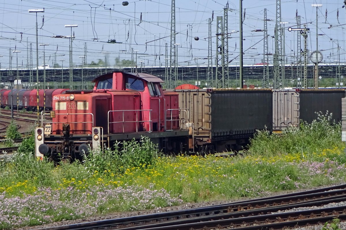 DB 294 715 rangiert am 7 Juni 2019 in Neuss.