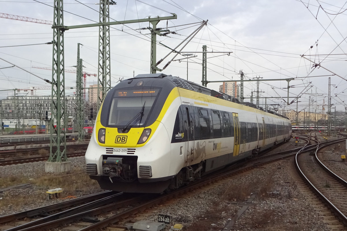 DB 3442 205 verlässt am 3 Jänner 2020 Stuttgart Hbf.