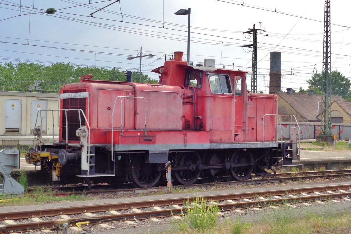 DB 363 205 steht am 21 Mai 2018 abgestelt in Karlsruhe Hbf. 