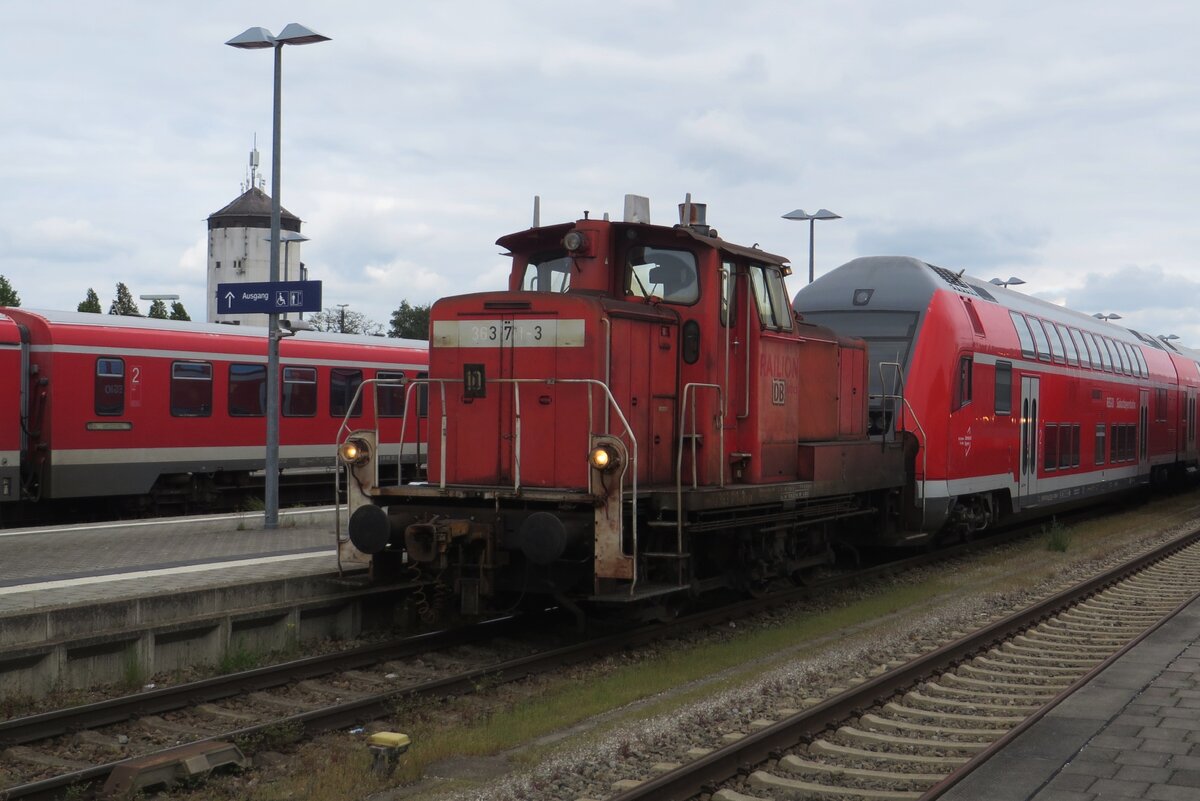 DB 363 711 rangiert ein Regiozug in Mühldorf am 18 Mai 2023.
