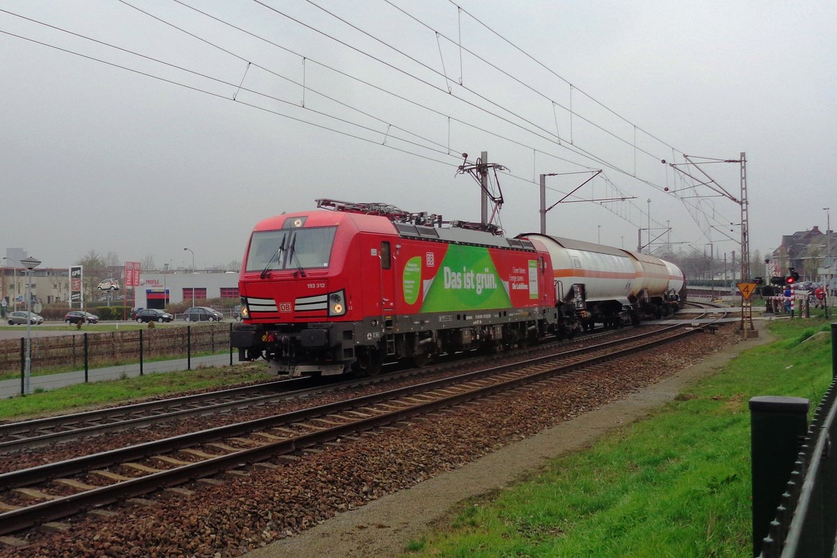 DB Cargo 193 312 pocht auf grüner Energie beim Ausfahrt aus Venlo am 24 März 2019.