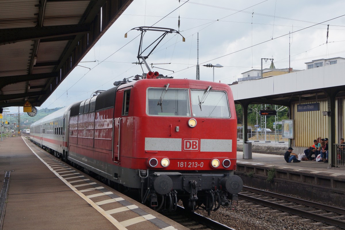 DB: Die 181 213-0 anl�sslich der Bahnhofsdurchfahrt Weil am Rhein, aufgenommen am 23. Juli 2015.
Foto: Walter Ruetsch