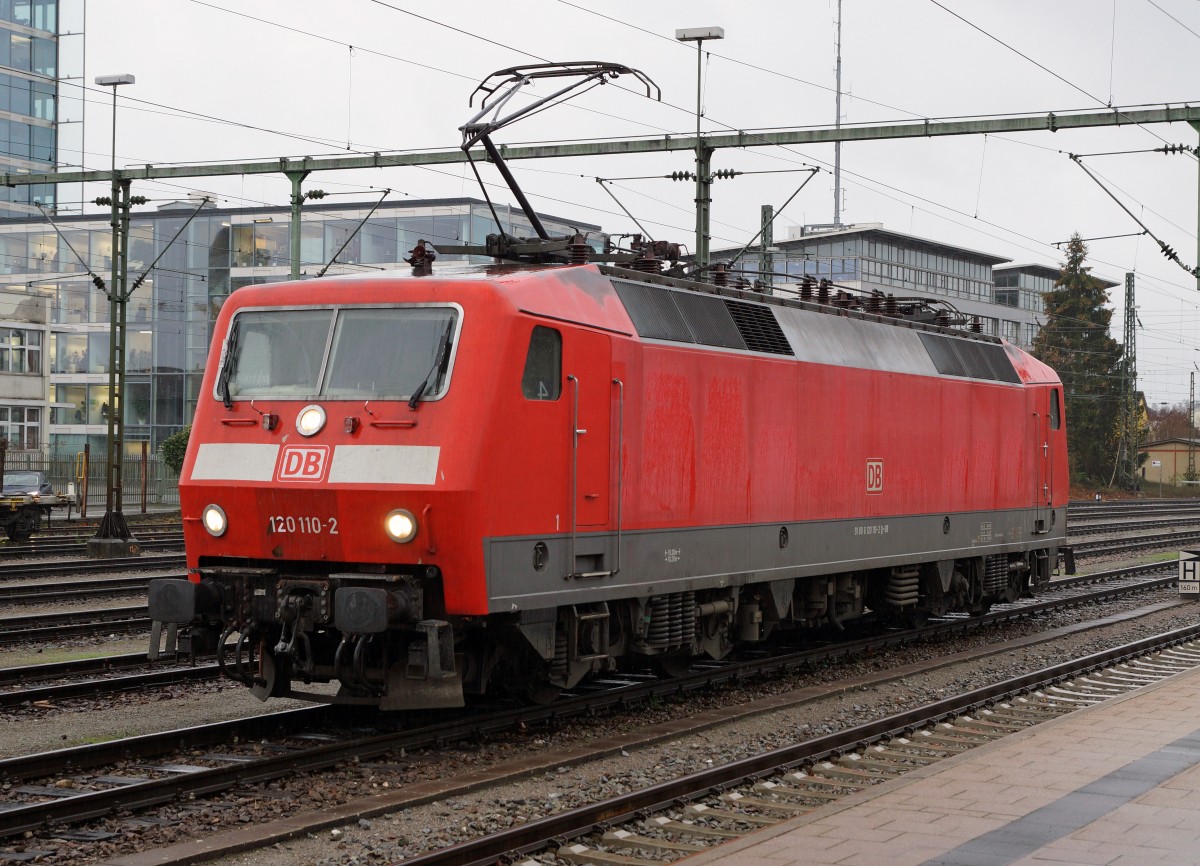 DB: Fotografieren in Singen am 20. November 2015 trotz starkem Wind und Dauerregen. Bereits nach dem kommenden Fahrplanwechsel ist auch die BR 120 im Fernverkehr auf der G�ubahn Geschichte. Sehr schade!
Foto: Walter Ruetsch