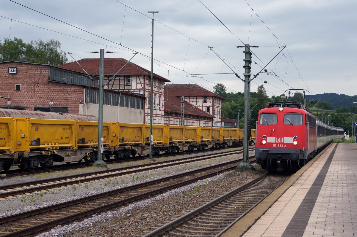 DB: IC Z�rich-Stuttgart mit der 115 383-2 bei der Einfahrt Rottweil am 18. Juni 2015.
Foto: Walter Ruetsch
