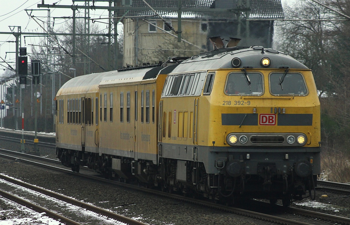 DB Netzinstandhaltung 218 392-9(REV/HB X/12.07.11) mit Messzug bestehend aus 99 80 93-60 005-9 und 99 80 93-60 003-4. Jübek 12.02.2017