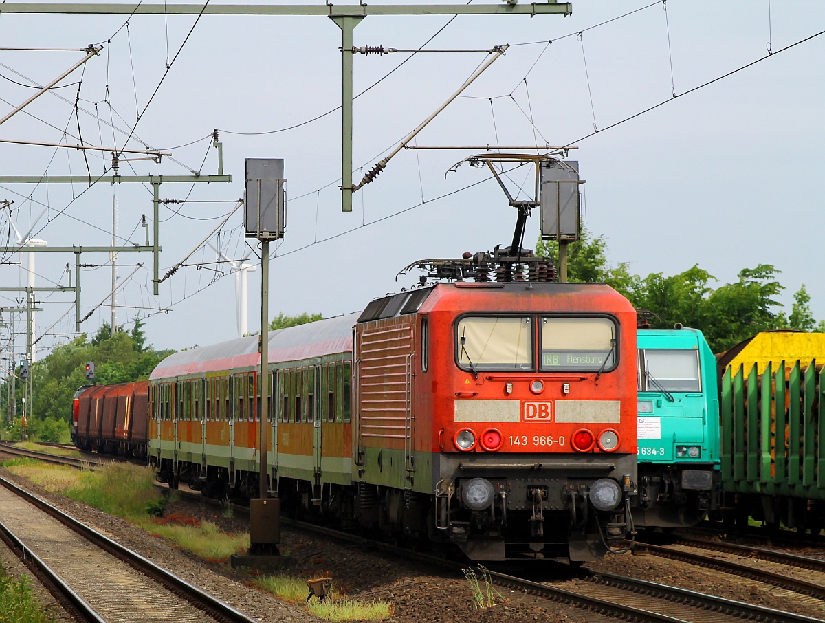 DB Regio 143 966-0 mit der RB nach Flensburg verlässt hier Jübek. 06.06.2014