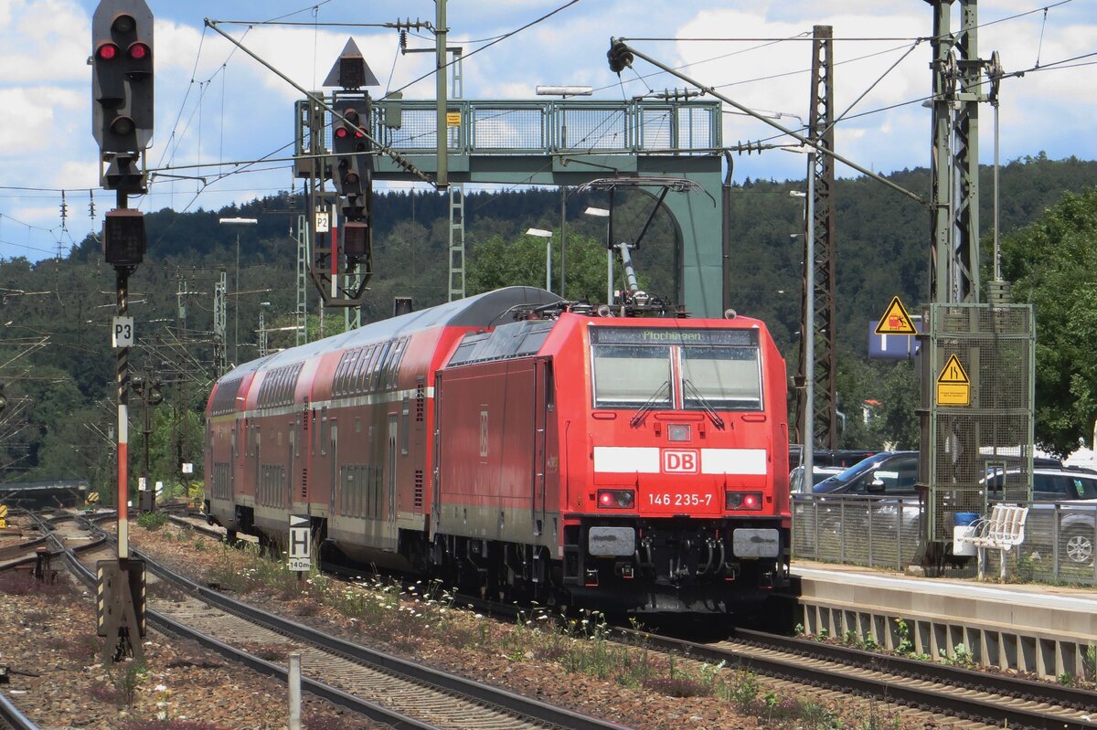 DB Regio 146 235 verlässt Amstetten (Württemberg) mit ein bis Plochingen eingeschranker RE wegen ein Grossstörung in Stuttgart Hbf am 9 Juli 2022.