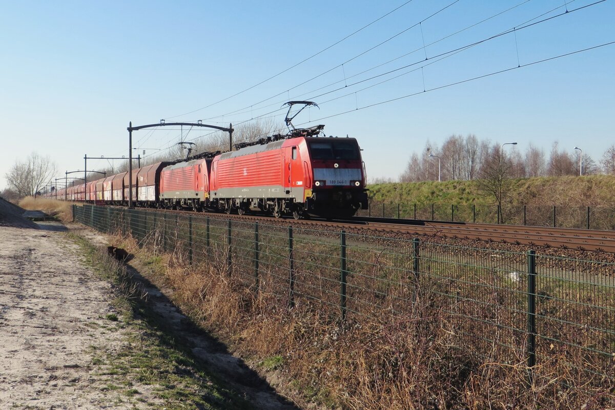 DBC 189 044 zieht am Abend von 8 März 2022 ein Kohlezug durch Tilburg-Reeshof.