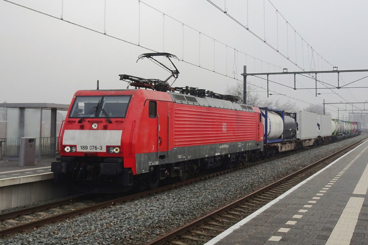 DBC 189 076 durchfahrt mit ein KLV Blerick am grauen 16.Dezember 2021.