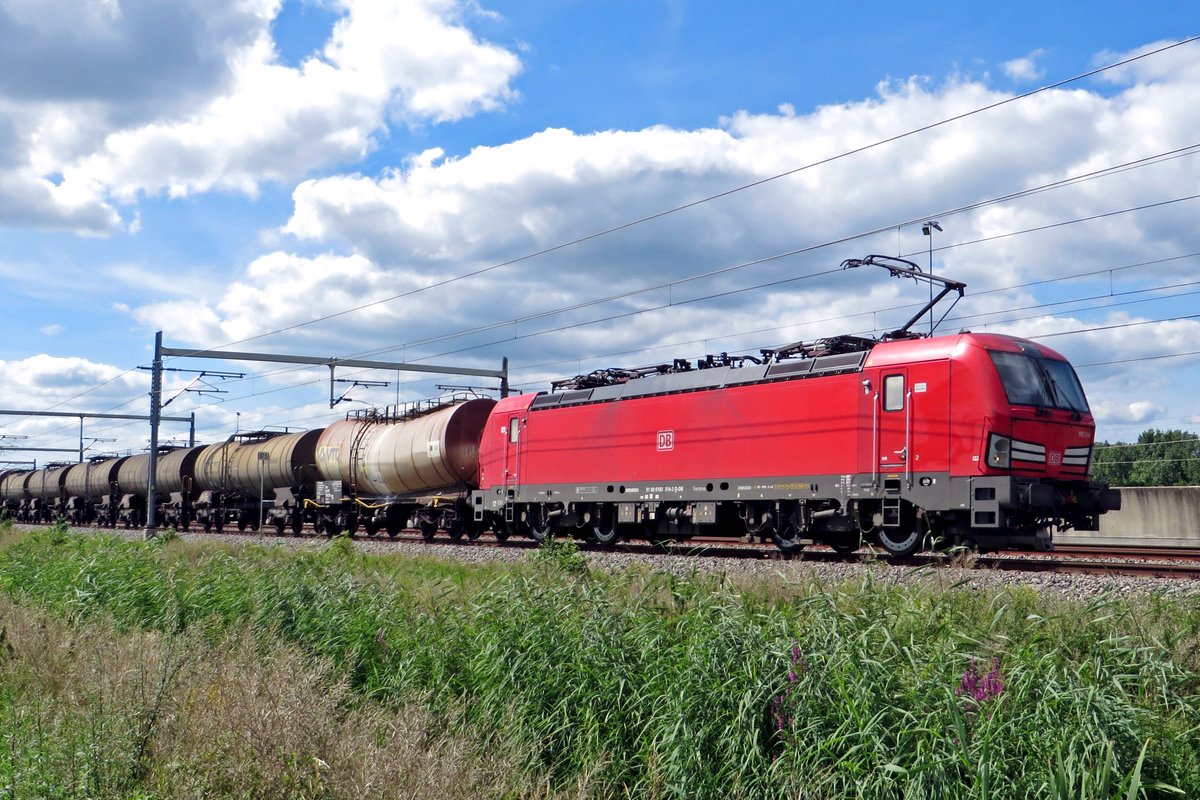 DBC 193 314 zieht ein Kesselwagenzug durch Valburg CUP am 12 Juli 2020.