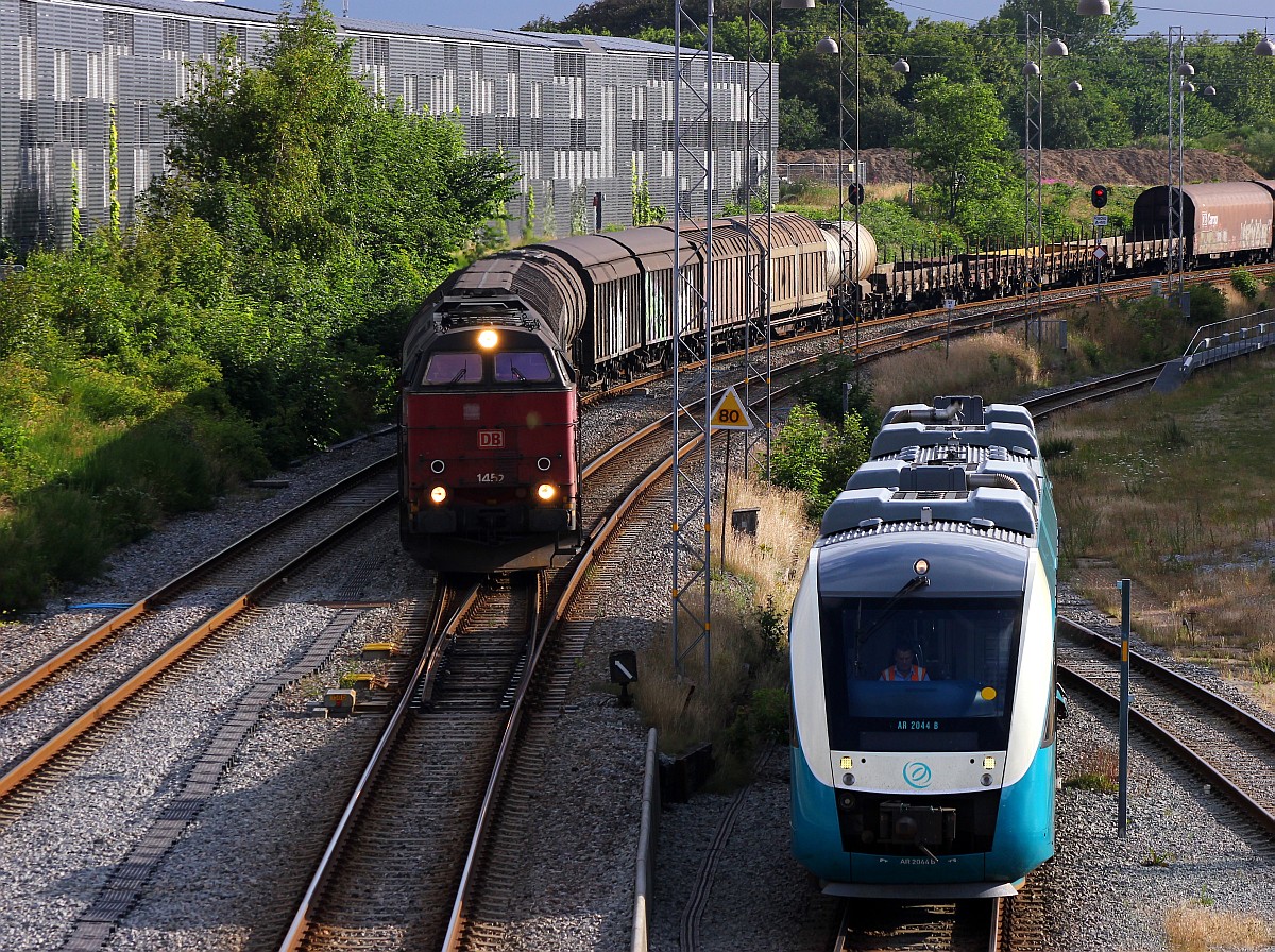 DB/RSC Litra MY 1452 hat hier mit einem  Godstog  aus Fredericia kommend Einfahrt in Esbjerg, Arriva Lint AR 2044 A/B muss daher auf Einfahrt warten(wie gut das der Tf nach unten schaut....). Esbjerg 24.07.2015