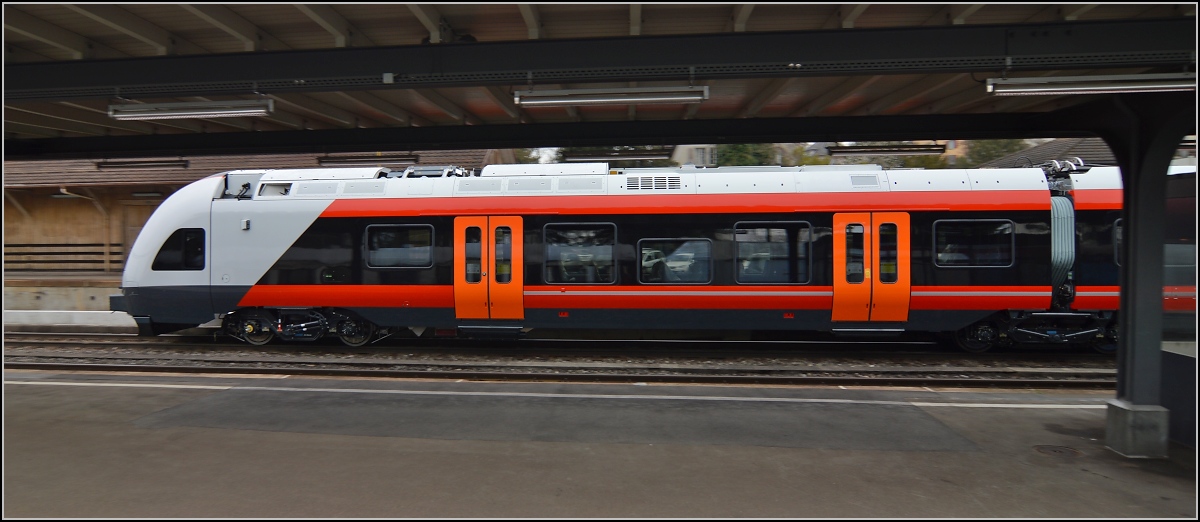 Den etwas schnelleren Flirt f�r Norwegen ich bei einer �berf�hrungsfahrt standesgem�� nur als Notschuss durch den Bahnsteig erwischt. Sulgen, April 2014.
